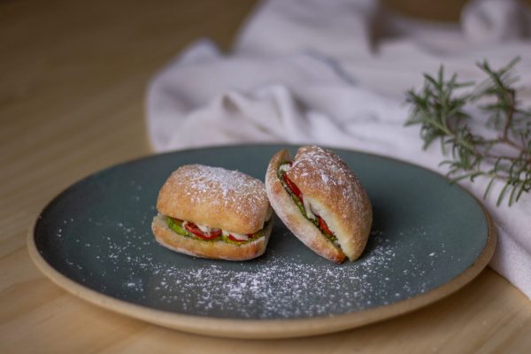 Abobrinha, queijo de cabra e tomate perinha na ciabata | mini