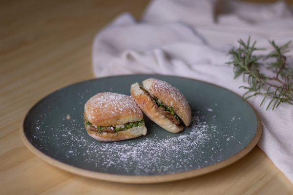 Rosbife, queijo ementhal, molho mostarda com mel e rúcula na ciabata | mini