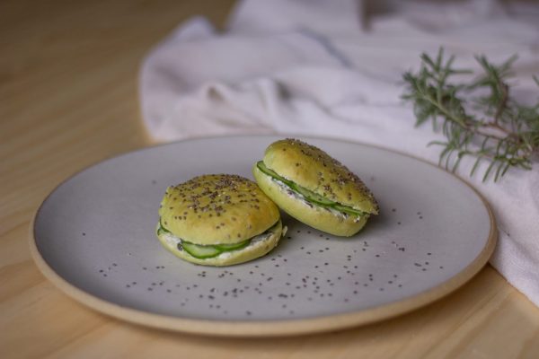 Coalhada seca, pepino e hortelã no pão de espinafre com chia | mini