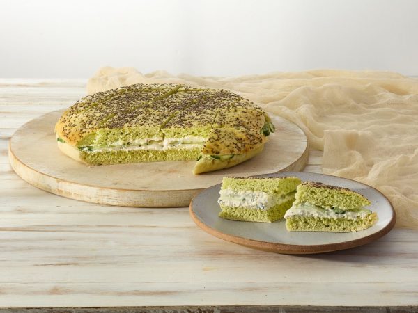 Coalhada seca, pepino e hortelã no pão de espinafre com chia