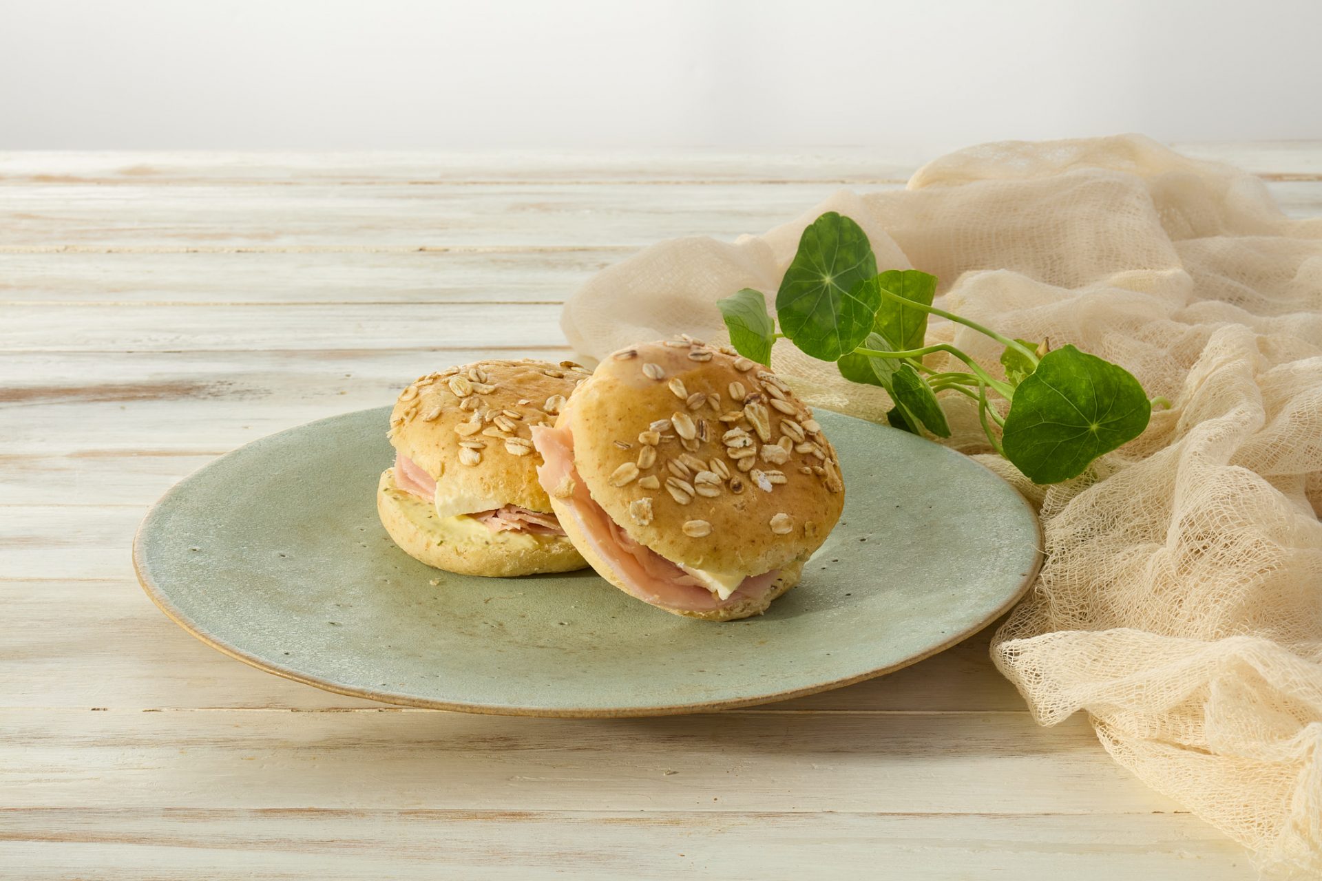 Peito de peru, queijo branco e pasta de queijos com orégano no pão de cereais | mini