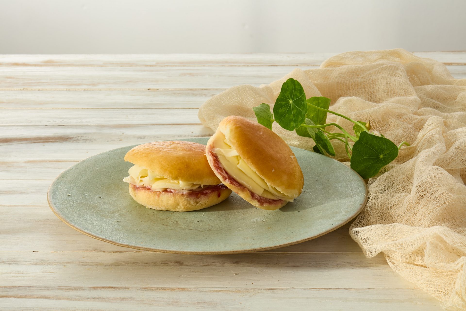 Queijo meia cura, geléia de framboesa e cream cheese no pão de leite | mini