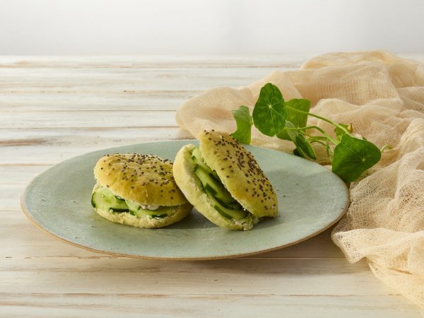 Coalhada seca, pepino e hortelã no pão de espinafre com chia | mini