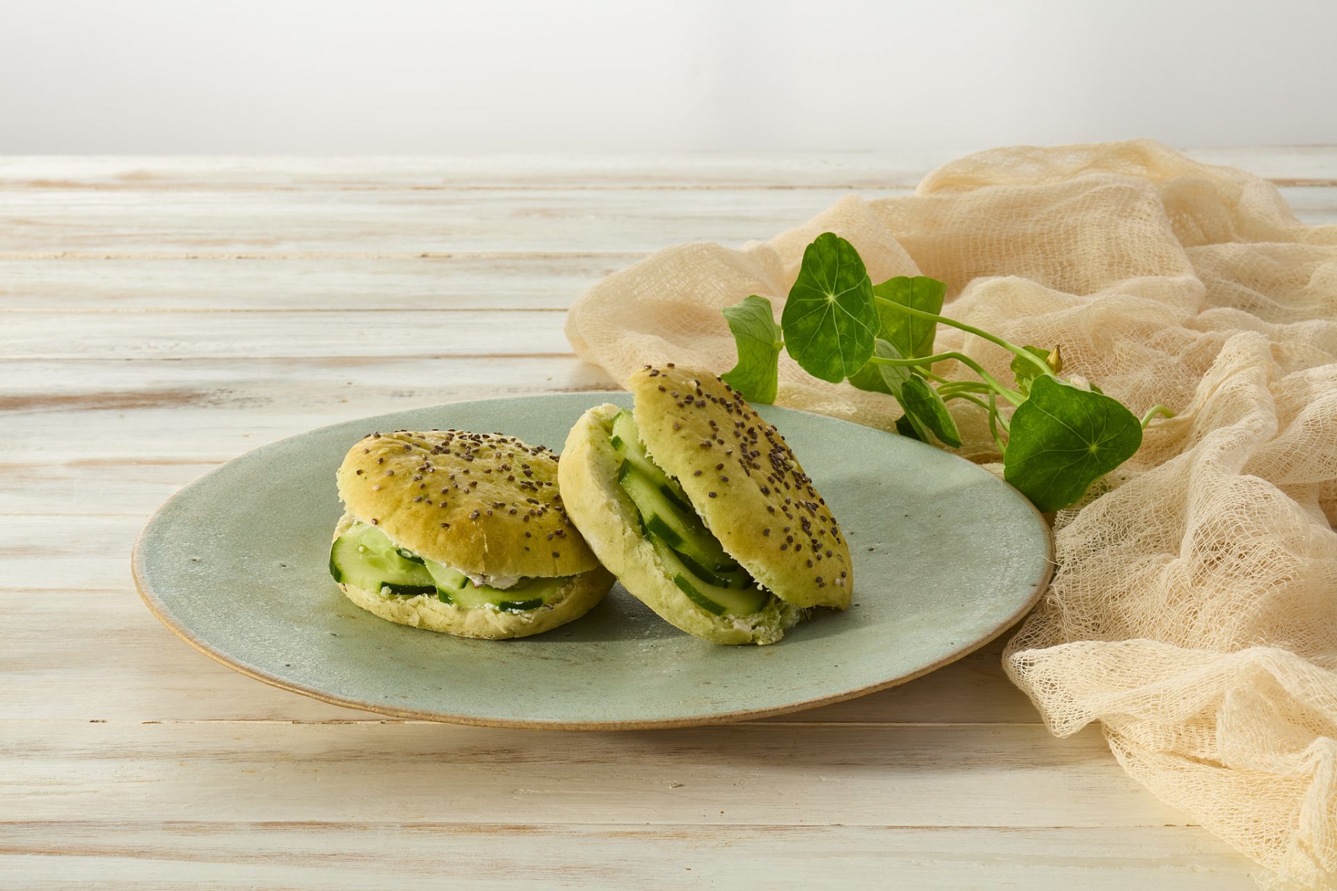 Coalhada seca, pepino e hortelã no pão de espinafre com chia | mini