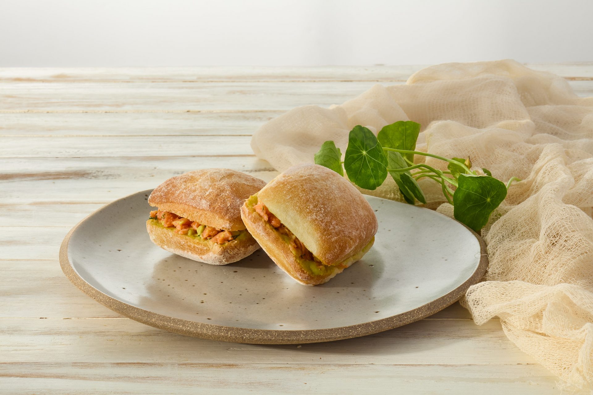 Salmão defumado e maionese de abacate na ciabata | mini