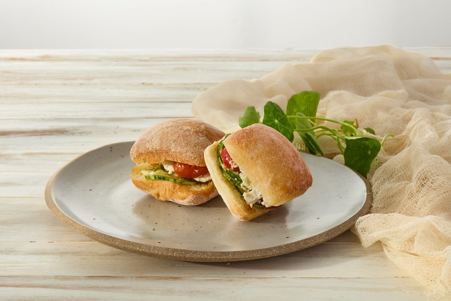 Abobrinha, queijo de cabra e tomate perinha na ciabata | mini