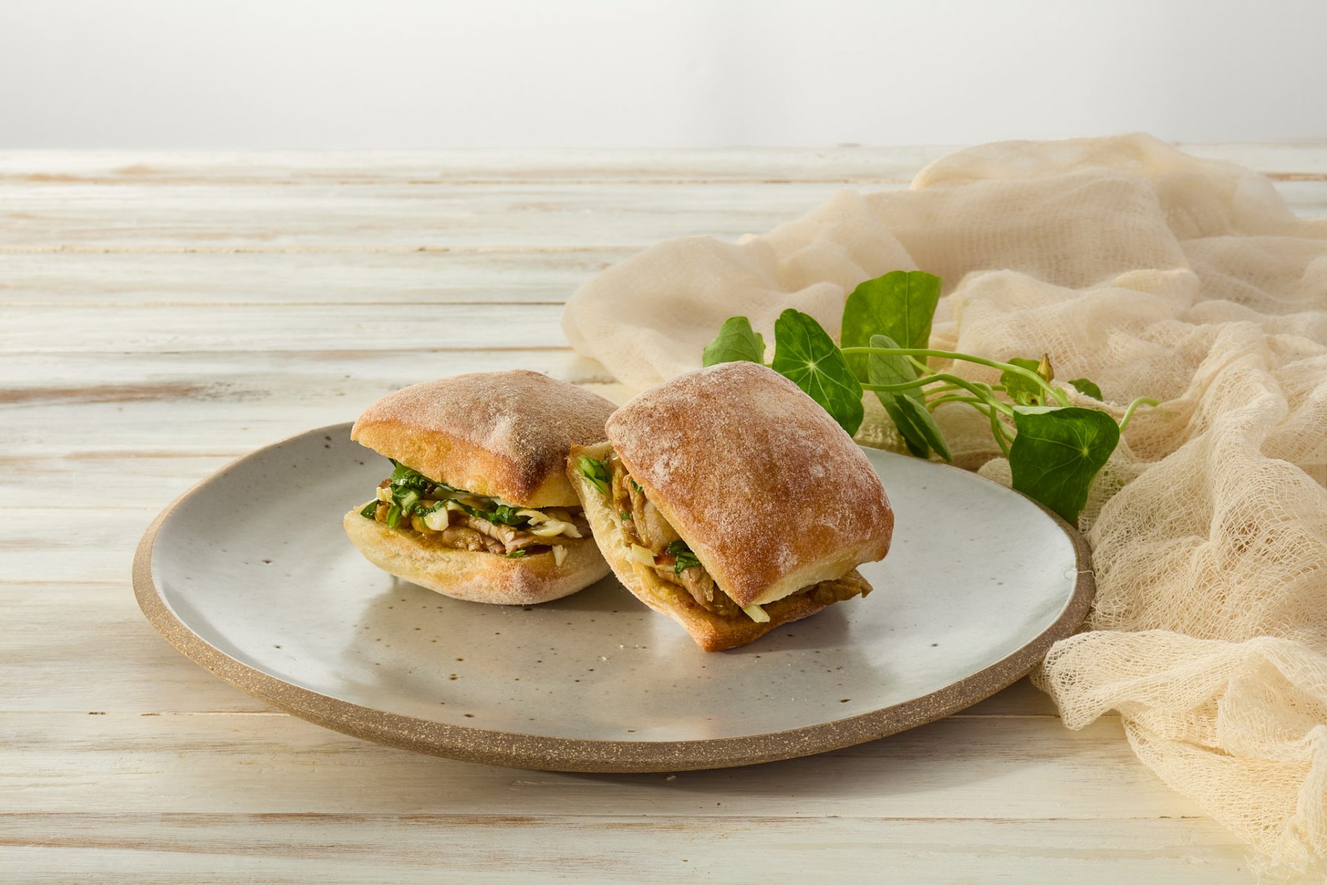 Rosbife, queijo ementhal, molho mostarda com mel e rúcula na ciabata | mini