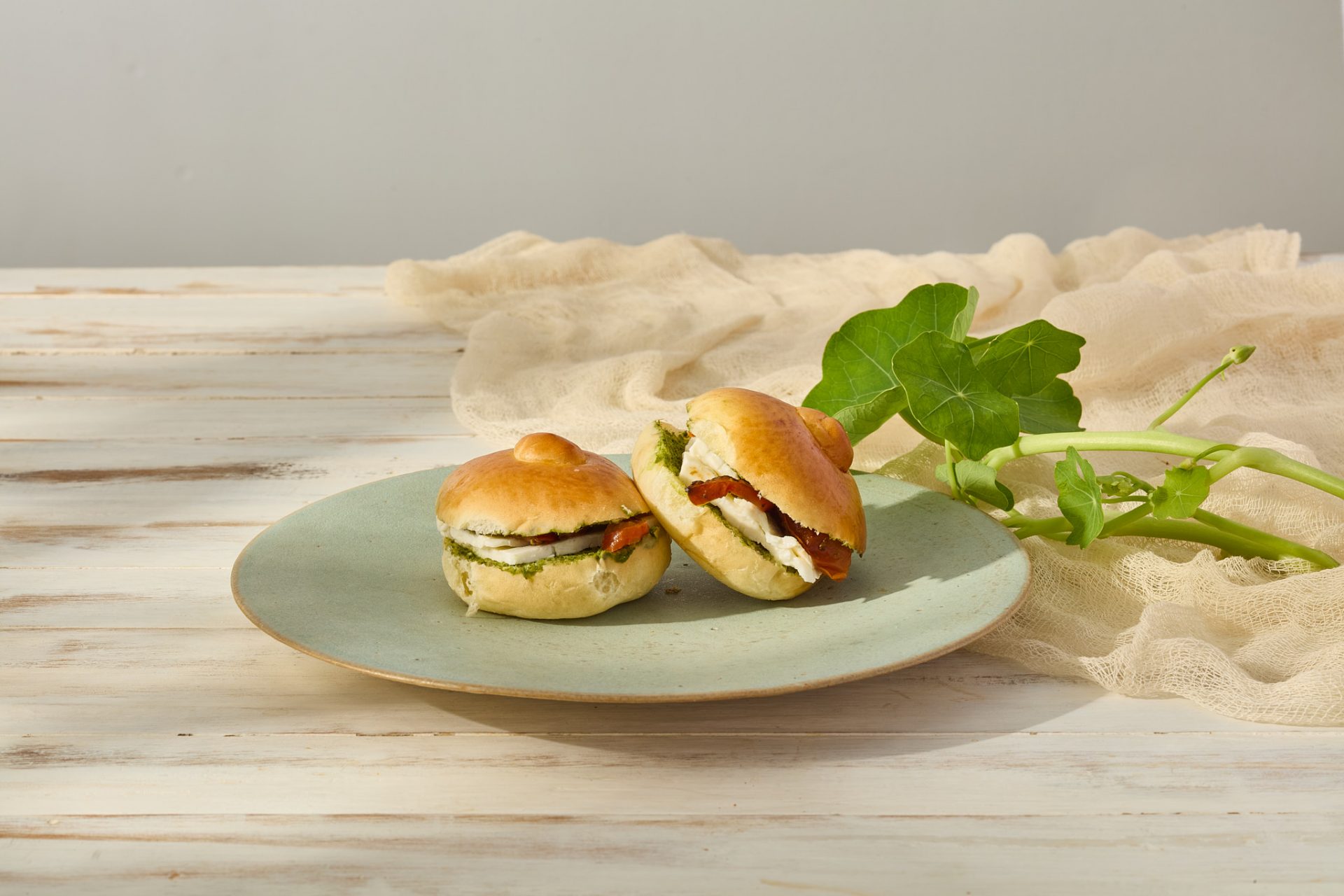 Queijo branco e tomate com pesto de manjericão no brioche | mini